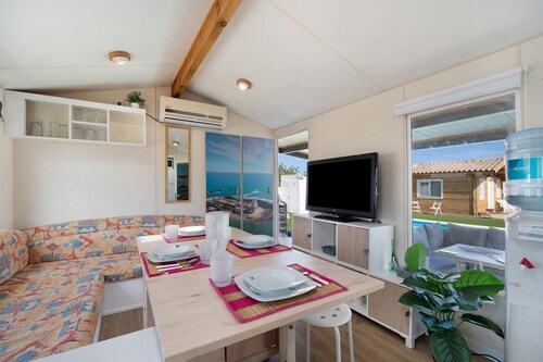 Holiday Home 'Villa Roulotte' with Shared Pool, Shared Garden and Wi-Fi