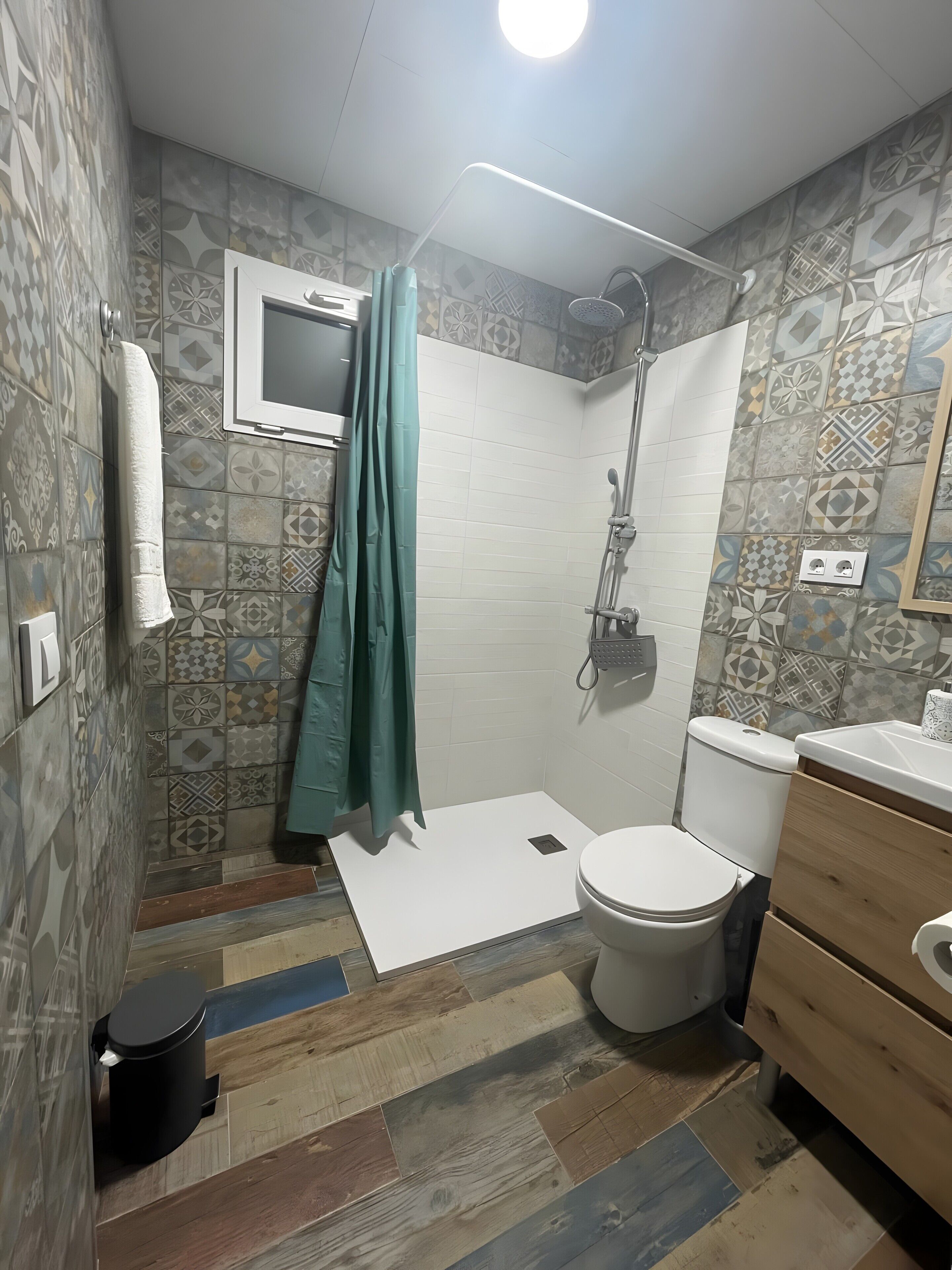 Shower, free toiletries, towels