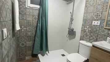 Shower, free toiletries, towels