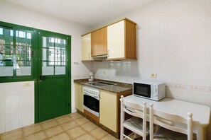 Een koelkast, een magnetron, een oven, een kookplaat