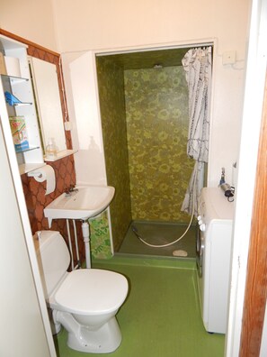 Shower, soap, shampoo, toilet paper - Vacation apartment directly on the Klarälven 50 m and 10 km from the Branäs ski area (Likenäs)