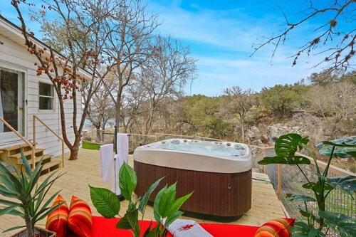 Baby Owl Lakehouse | Hot Tub + Private Lake Access