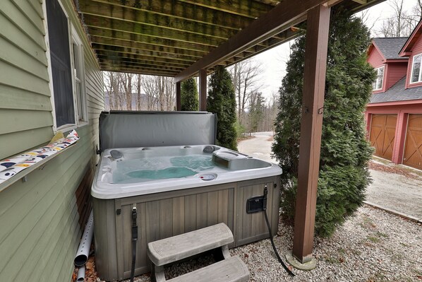 Maison, 4 chambres | Bain à remous extérieur