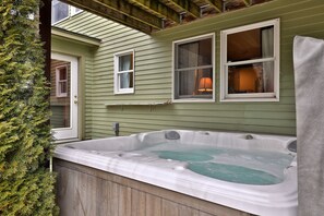 Outdoor spa tub - The Tanglewood Lodge: Amazing Ski Home For Groups. Hot Tub. Close To Killington Resort! 4 Bedroom Home (Killington)
