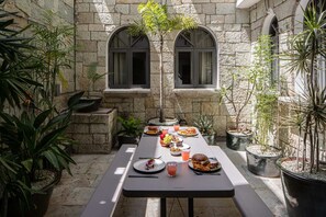 Outdoor dining - Sleeps 9, Outdoor Space, PingPong Table, in Villa (Oaxaca de Juárez)