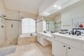 Badewanne, Haartrockner, Handtücher, Shampoo