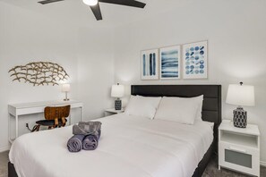 6 bedrooms, desk, iron/ironing board, WiFi - Stunning 6BR, Pool - Great for Big Groups (Rowlett)