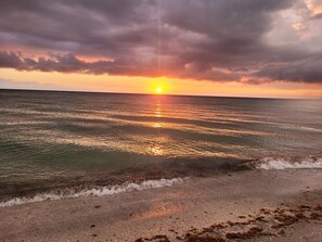 Sun-loungers, beach towels - Modern Beach house with a great view, totally updated, private beach. (Englewood)