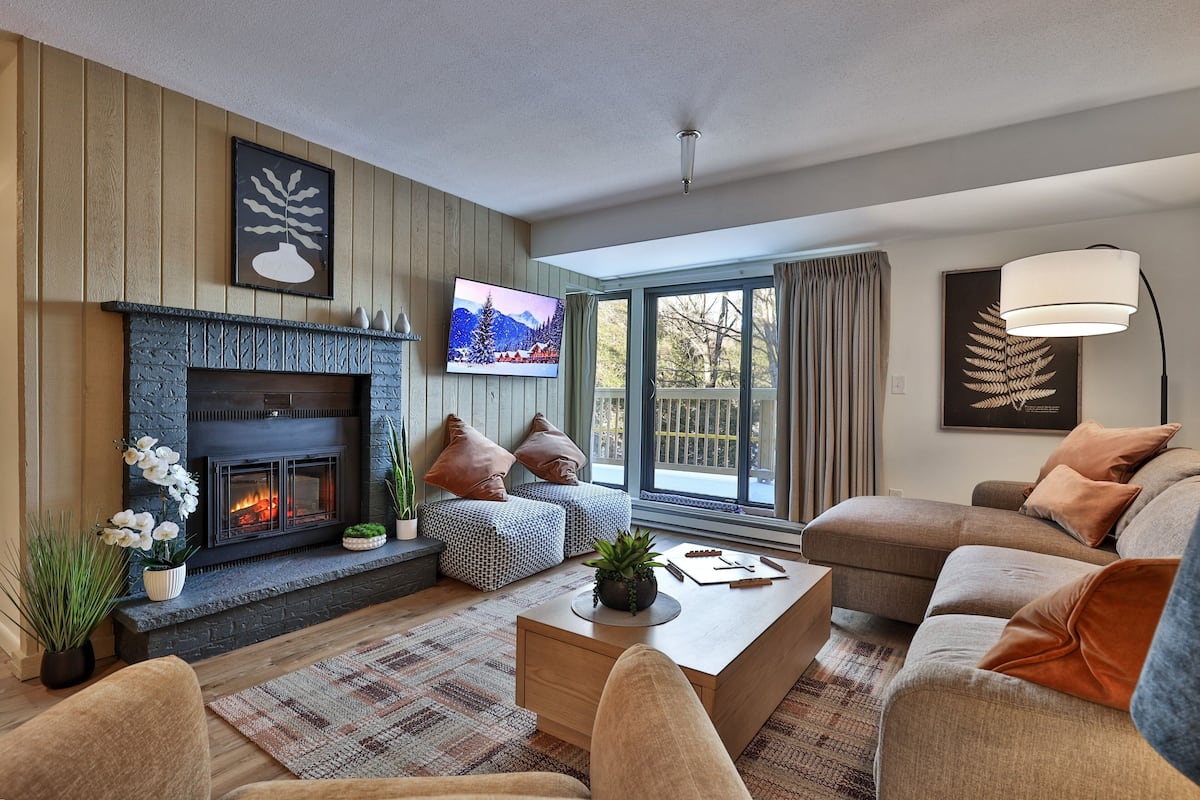 Condo, 1 Bedroom | Living area