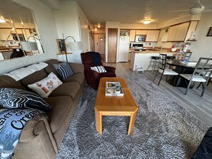 Flat-screen TV, DVD player - Ground floor Oceanfront 2 blocks from downtown shopping and eateries (Seaside)