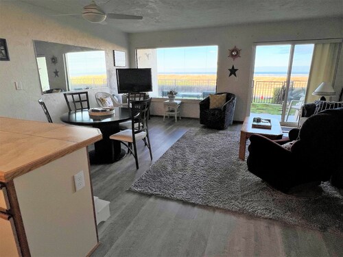 Ground floor Oceanfront 2 blocks from downtown shopping and eateries