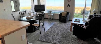 Ground floor Oceanfront 2 blocks from downtown shopping and eateries