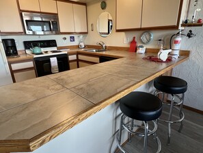 Kjøleskap, ovn, oppvaskmaskin og kaffetrakter/tekoker