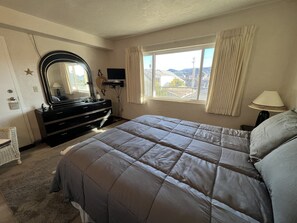 1 bedroom, iron/ironing board, free WiFi, bed sheets - Ground floor Oceanfront 2 blocks from downtown shopping and eateries (Seaside)