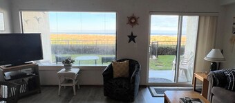 Ground floor Oceanfront 2 blocks from downtown shopping and eateries