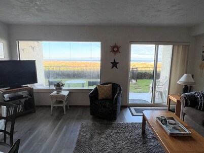 Ground floor Oceanfront 2 blocks from downtown shopping and eateries