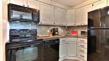 Condo, 3 Bedrooms | Private kitchen | Fridge, oven, coffee/tea maker
