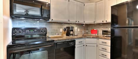 Condo, 3 Bedrooms | Private kitchen | Fridge, oven, coffee/tea maker, toaster