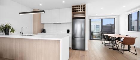 Kjøleskap, mikrobølgeovn, ovn og kokeplater