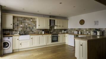 Mökki | Yksityinen keittiö | Jääkaappi, astianpesukone, vedenkeitin, leivänpaahdin
