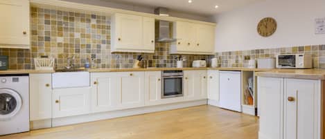 Geladeira, lava-louças, chaleira elétrica, torradeira