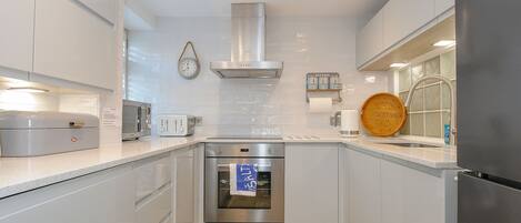 Refrigerador, lavavajillas, tetera/pava eléctrica, tostadora