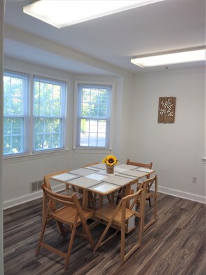 Dining - Sunlight floor apartment in a house w/private parking near Washington DC (Silver Spring)