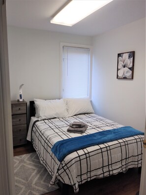 6 bedrooms, desk, iron/ironing board, free WiFi - Sunlight floor apartment in a house w/private parking near Washington DC (Silver Spring)
