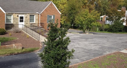Sunlight floor apartment in a house w/private parking near Washington DC
