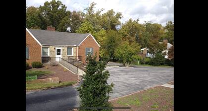 Sunlight floor apartment in a house w/private parking near Washington DC