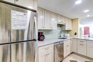 Refrigerador, microondas, lavavajillas y utensilios de cocina