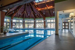 Una piscina cubierta, una piscina climatizada