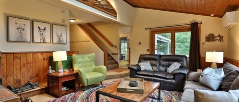 House, 6 Bedrooms | Living area