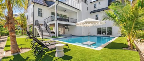 حمّام سباحة مُدفَّأ