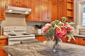 Casa, varias habitaciones | Cocina privada | Refrigerador, horno, cafetera y tetera y tostadora 