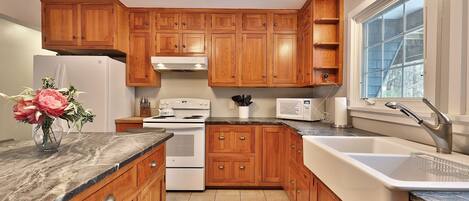 Hus, flere soverom | Eget kjøkken | Kjøleskap, ovn, kaffetrakter/tekoker og brødrister