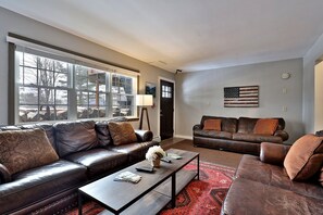 Casa, varias habitaciones | Área de sala de estar