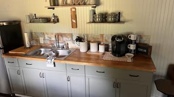 Réfrigérateur, micro-ondes, cafetière/bouilloire, grille-pain