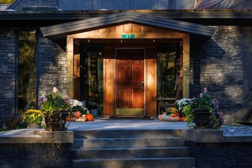 Rent An Inn! Takeover The Birch Ridge W/ Your Group. Mountain Lodge: 11 Rooms, Bar, Fireplace. 28ppl 11 Bedroom Home