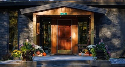 Rent An Inn! Takeover The Birch Ridge W/ Your Group. Mountain Lodge: 11 Rooms, Bar, Fireplace. 28ppl 11 Bedroom Home