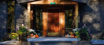 Rent An Inn! Takeover The Birch Ridge W/ Your Group. Mountain Lodge: 11 Rooms, Bar, Fireplace. 28ppl 11 Bedroom Home