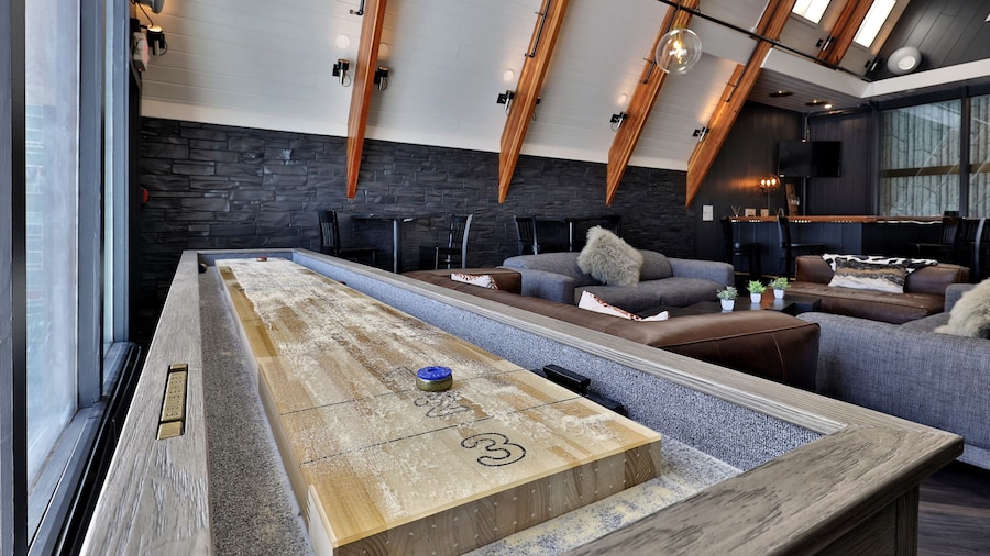 Rent An Inn! Takeover The Birch Ridge W/ Your Group. Mountain Lodge: 11 Rooms, Bar, Fireplace. 28ppl 11 Bedroom Home