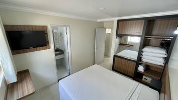 Comfort-værelse | Pengeskab på værelset, sengetøj