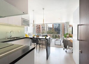 Réfrigérateur, micro-ondes, four, plaque de cuisson