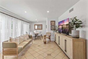 Fernseher, Kamin, Tischfußball, Tischtennisplatte