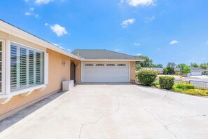 Exterior - @ Marbella Lane - Contemporary 4BR Charm w/ Pool (Fullerton)