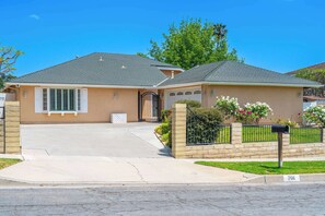 Exterior - @ Marbella Lane - Contemporary 4BR Charm w/ Pool (Fullerton)
