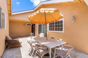 Outdoor dining - @ Marbella Lane - Contemporary 4BR Charm w/ Pool (Fullerton)