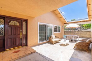 Outdoor dining - @ Marbella Lane - Contemporary 4BR Charm w/ Pool (Fullerton)
