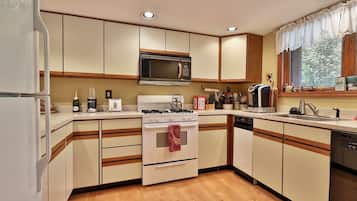 Condo, 2 habitaciones | Cocina privada | Refrigerador, horno, cafetera y tetera y tostadora